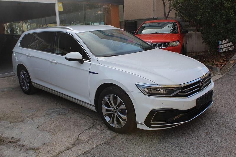 Używany VW Passat GTE 219 KM (161 kW) 2021 Biały Kombi