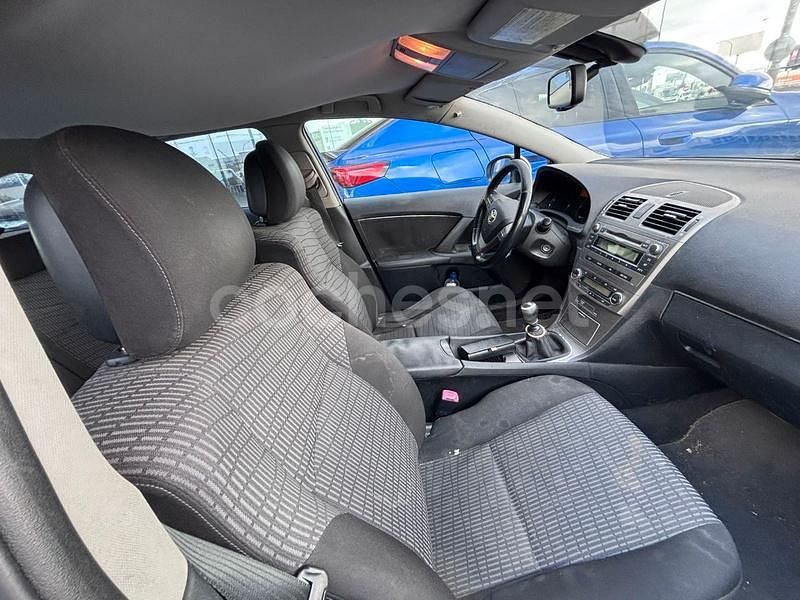 Usado Toyota Avensis Active 126 CV (92 kW) 2011 Blanco Familiar
