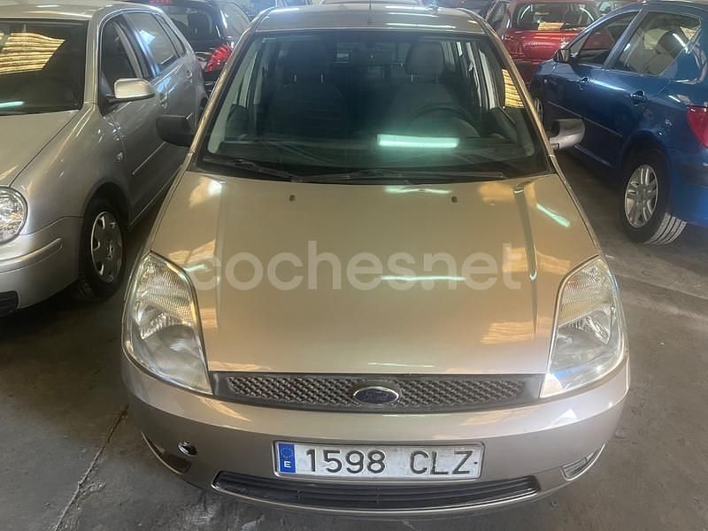 Usado Ford Fiesta Trend 68 CV (50 kW) 2004 Beige Utilitario