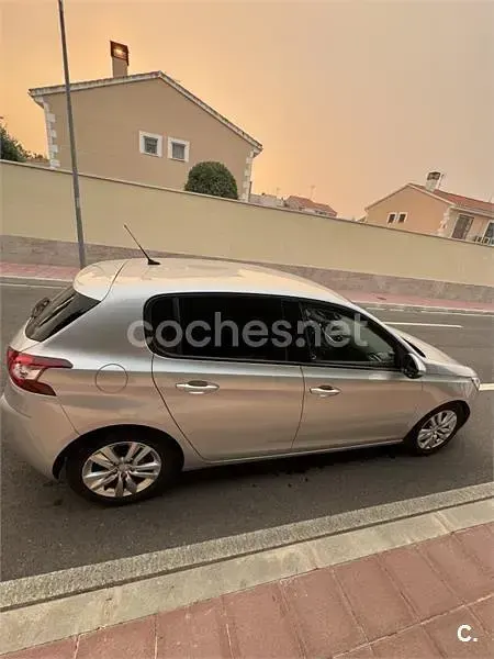 Usado Peugeot 308 Access 100 CV (73 kW) 2015 Gris / plata Berlina