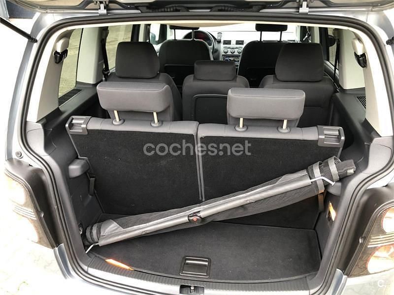 Usado VW Touran 140 CV (102 kW) 2009 Gris / plata Monovolumen