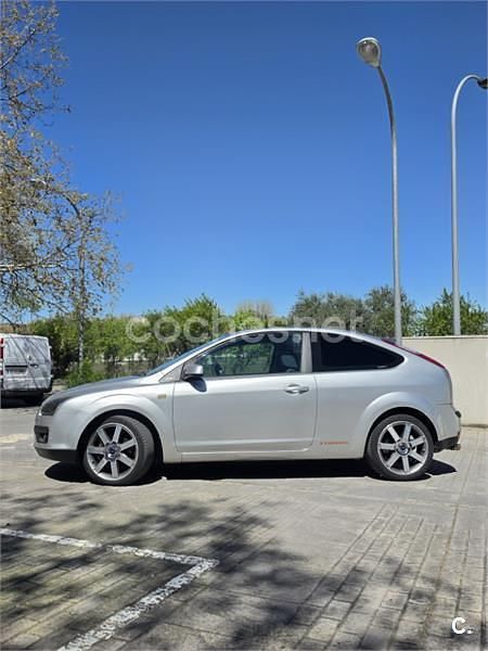Usado Ford Focus Sport 145 CV (106 kW) 2005 Gris / plata Berlina
