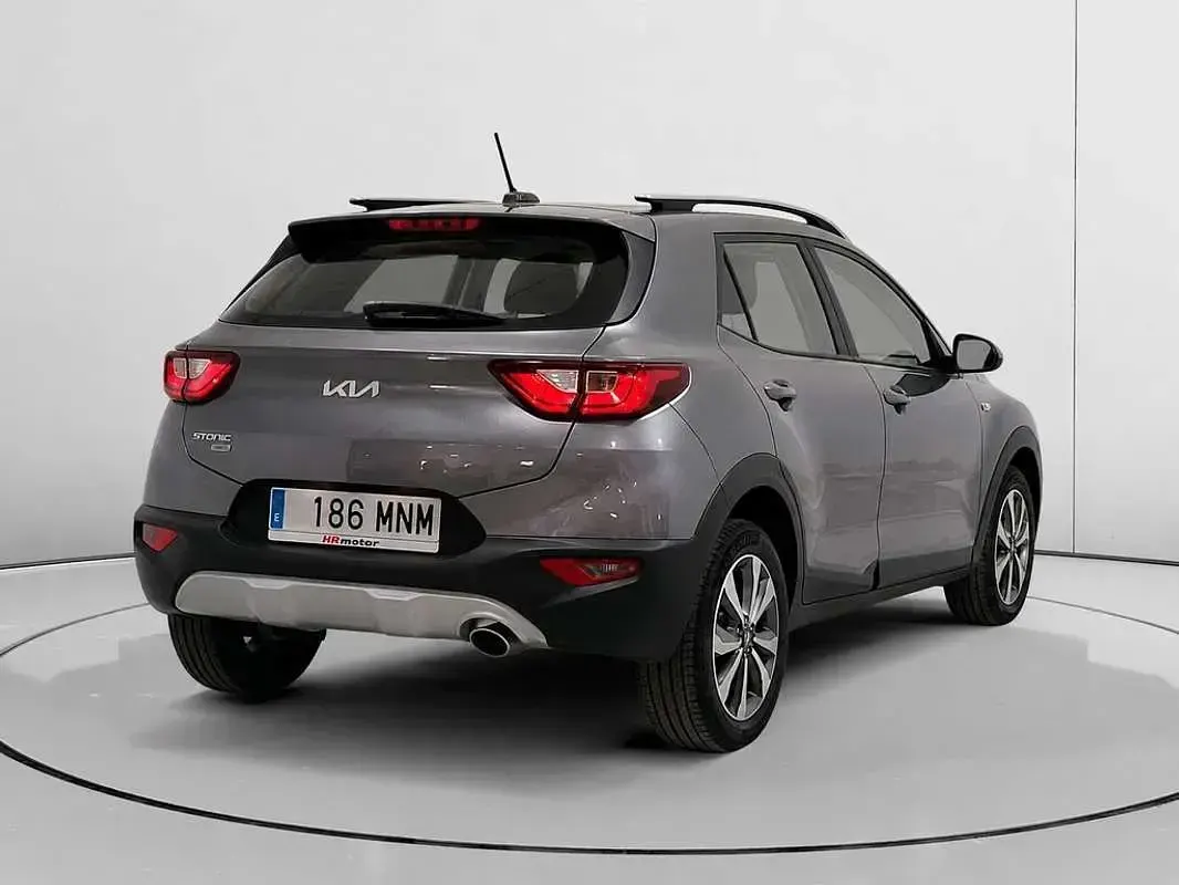 Usado Kia Stonic 101 CV (74 kW) 2024 Gris SUV