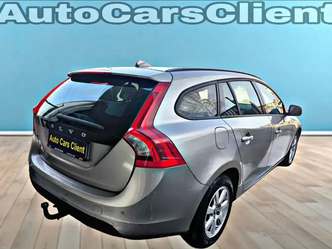 Usado Volvo V60 Drive Kinetic 115 CV (84 kW) 2012 Plateado Familiar
