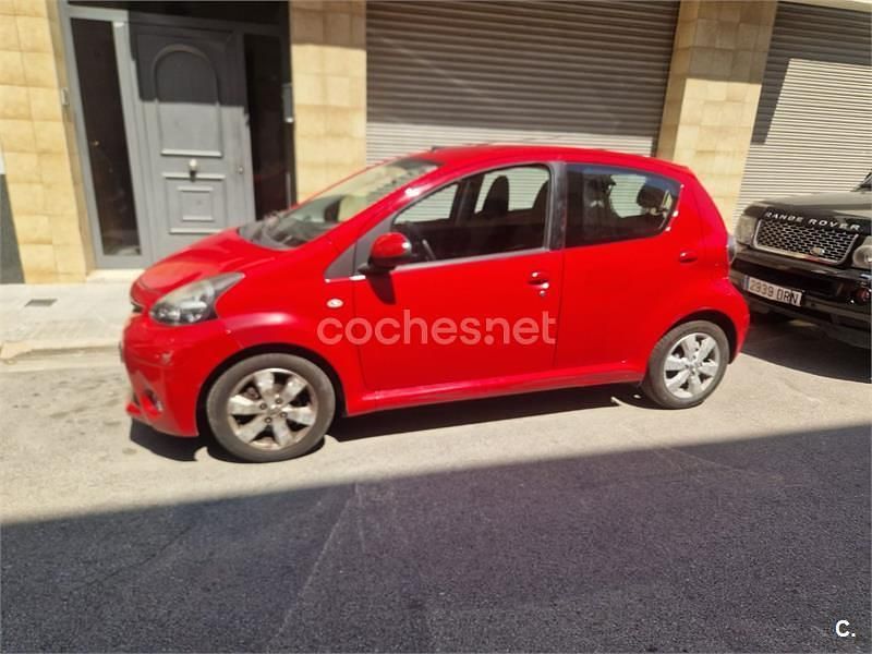 Usado Toyota Aygo City 68 CV (50 kW) 2013 Rojo Utilitario