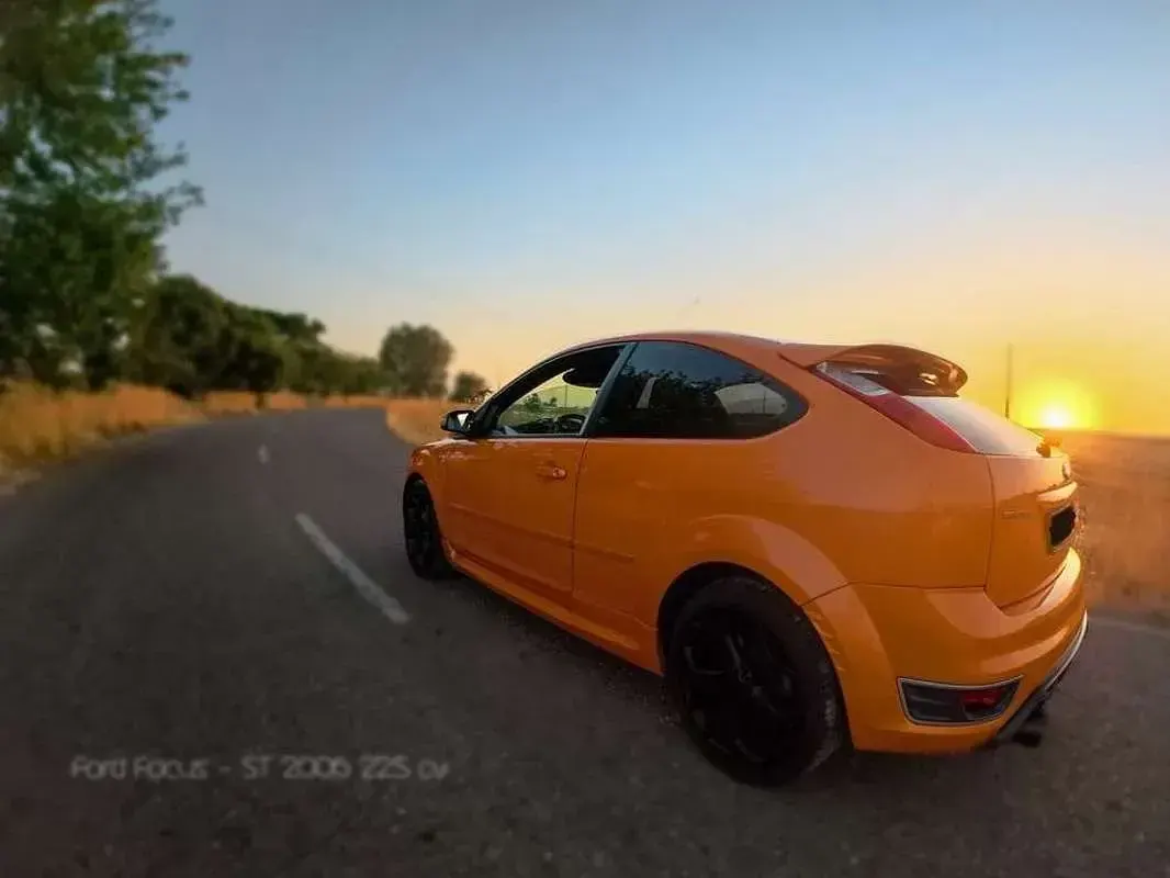 Usado Ford Focus ST 226 CV (166 kW) 2006 Naranja Berlina