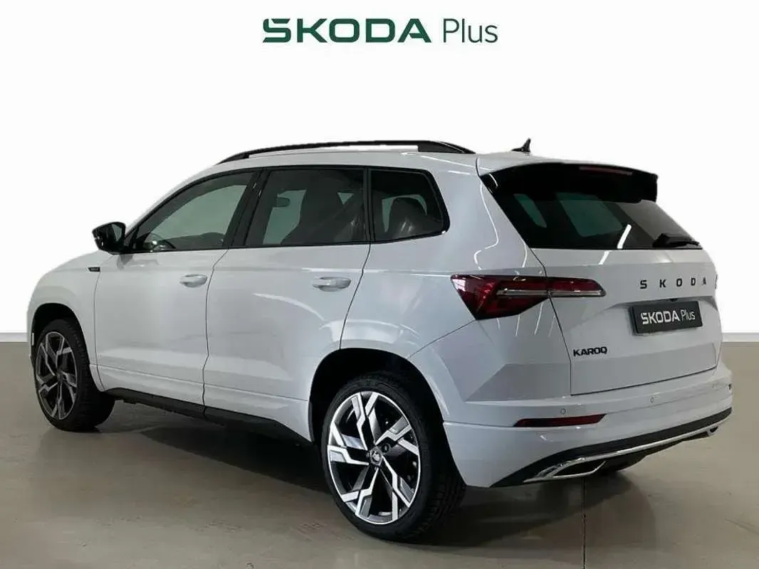 Usado Skoda Karoq SportLine 150 CV (110 kW) 2025 Blanco SUV