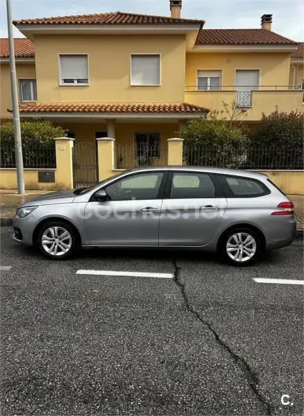 Usado Peugeot 308 SW Style 130 CV (95 kW) 2020 Gris / plata Familiar