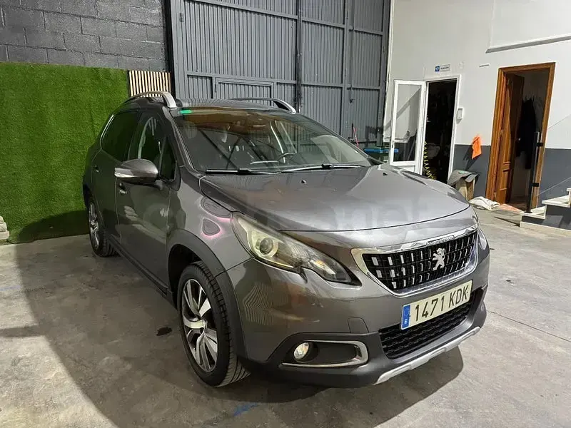 Usado Peugeot 2008 Allure 120 CV (88 kW) 2017 Gris / plata SUV
