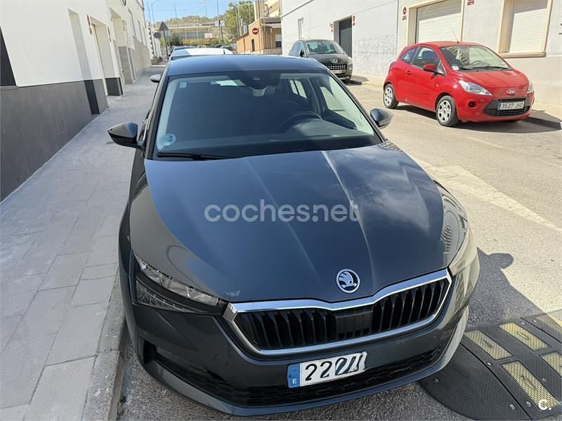 Gris / plata Usado 2021 Skoda Scala Sport Utilitario | 19.490 € (Precio justo) - Imagen 1/4