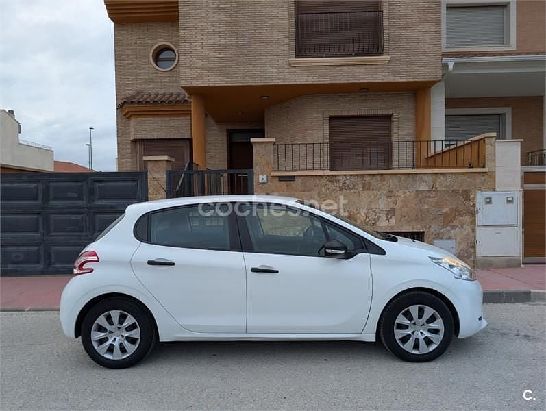 Blanco Usado 2014 Peugeot 208 Active Utilitario | 6500 € (Buen precio) - Imagen 1/4