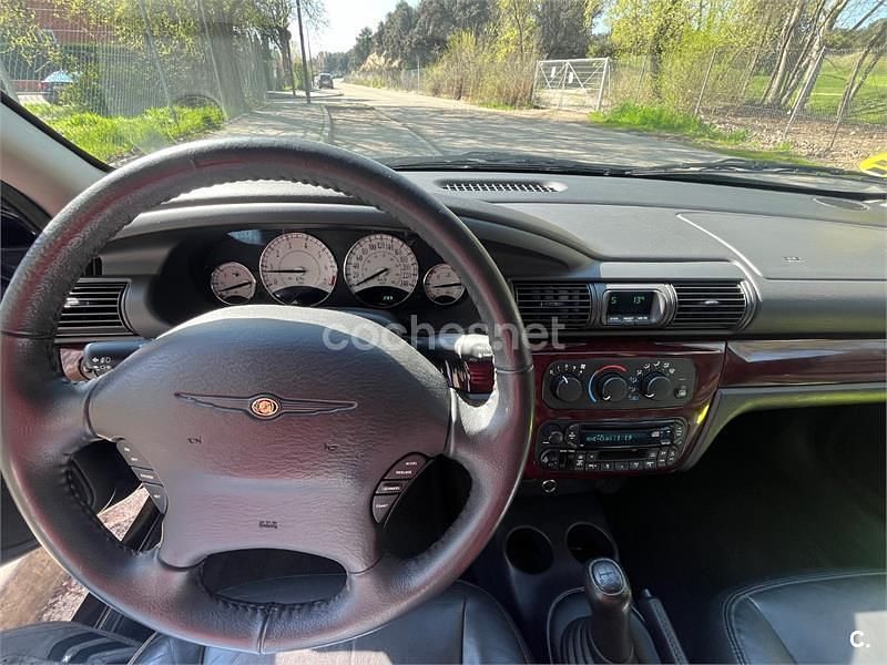 Usado Chrysler Sebring 140 CV (102 kW) 2001 Negro Berlina