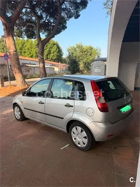 Usado Ford Fiesta Ambiente 70 CV (51 kW) 2002 Gris / plata Utilitario