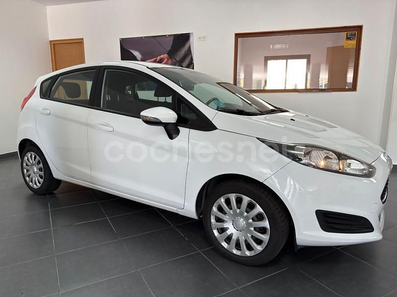 Usado Ford Fiesta Trend 75 CV (55 kW) 2016 Blanco Berlina