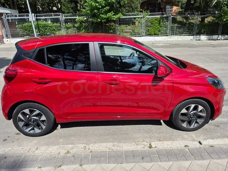 Usado Hyundai i10 67 CV (49 kW) 2024 Granate Utilitario