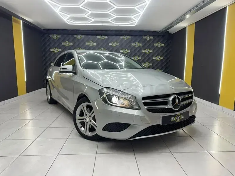 Usado Mercedes A220 Urban 170 CV (125 kW) 2013 Gris / plata Utilitario