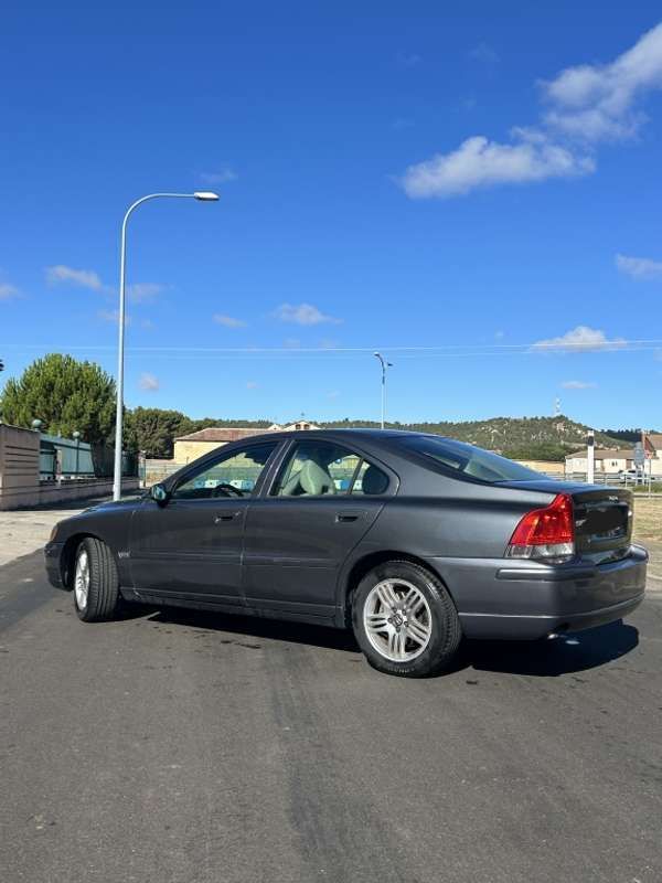 Usado Volvo S60 163 CV (119 kW) 2004 Gris Berlina
