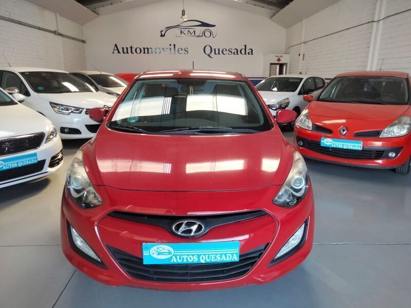 Usado Hyundai i30 101 CV (74 kW) 2013 Rojo Utilitario
