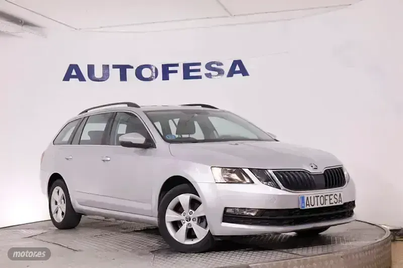 Usado Skoda Octavia Ambition 130 CV (95 kW) 2020 Plateado Familiar