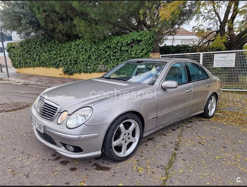 Usado Mercedes E320 Avantgarde 204 CV (150 kW) 2003 Gris / plata Berlina