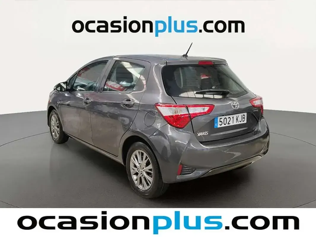 Usado Toyota Yaris Active 69 CV (50 kW) 2018 Gris Utilitario