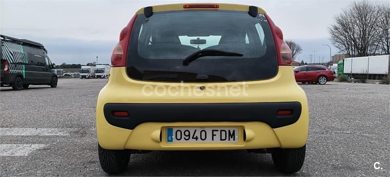 Usado Peugeot 107 68 CV (50 kW) 2006 Amarillo Utilitario