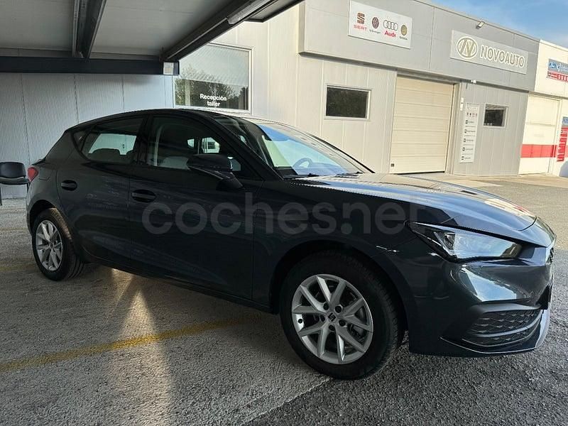 Usado Seat Leon Style 110 CV (80 kW) 2024 Gris / plata Berlina