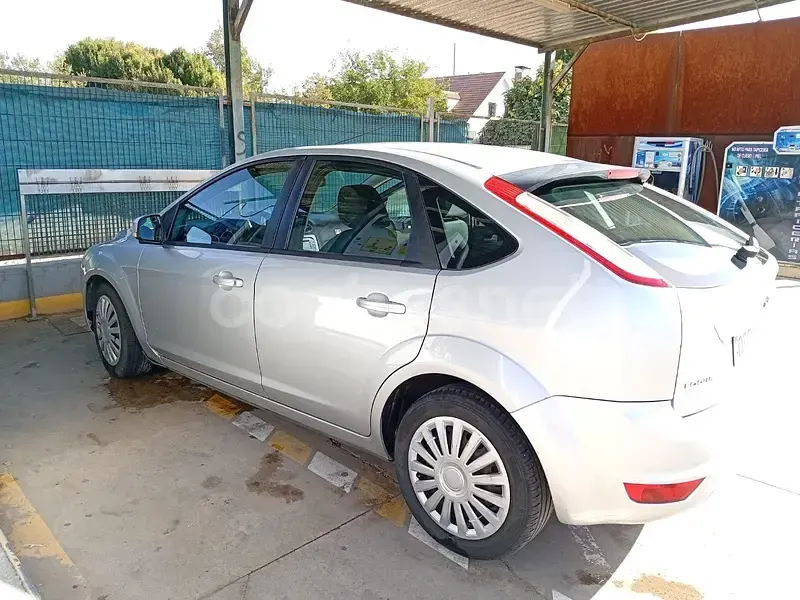 Usado Ford Focus Trend 109 CV (80 kW) 2010 Gris / plata Berlina