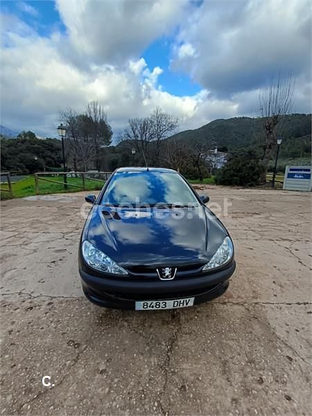 Usado Peugeot 206 70 CV (51 kW) 2005 Negro Berlina