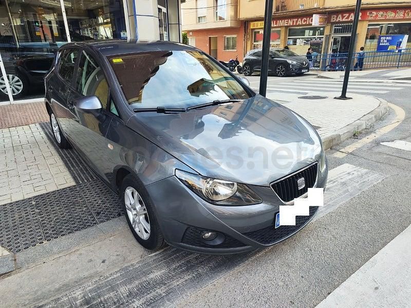 Usado Seat Ibiza Reference 90 CV (66 kW) 2012 Gris / plata Berlina