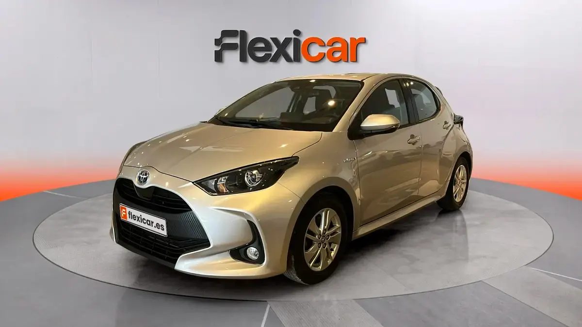 Usado Toyota Yaris Hybrid Business Edition 116 CV (85 kW) 2021 Gris Berlina