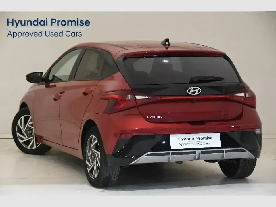 Usado Hyundai i20 100 CV (73 kW) 2024 Dragon red Berlina