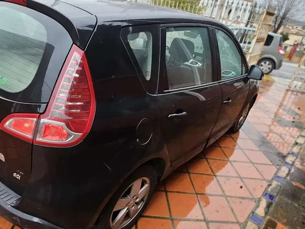 Usado Renault Scénic III Dynamique 110 CV (80 kW) 2011 Negro Monovolumen