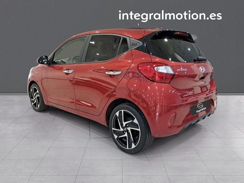 Usado Hyundai i10 66 CV (48 kW) 2023 Rojo Utilitario