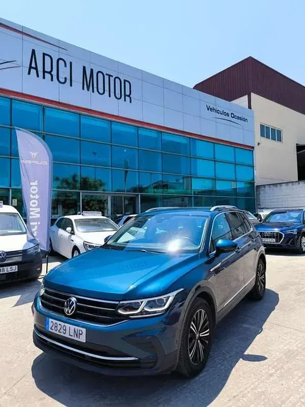 Usado VW Tiguan Life 150 CV (110 kW) 2021 Azul SUV