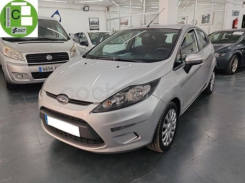Usado Ford Fiesta Trend 82 CV (60 kW) 2012 Gris / plata Utilitario