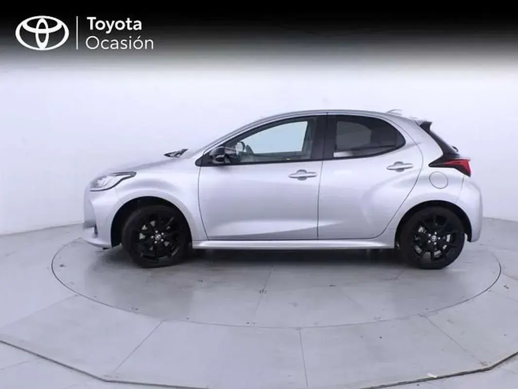 Usado Toyota Yaris Hybrid Style 116 CV (85 kW) 2022 Gris Berlina
