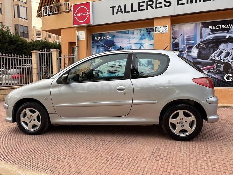 Usado Peugeot 206 75 CV (55 kW) 2006 Gris / plata Berlina