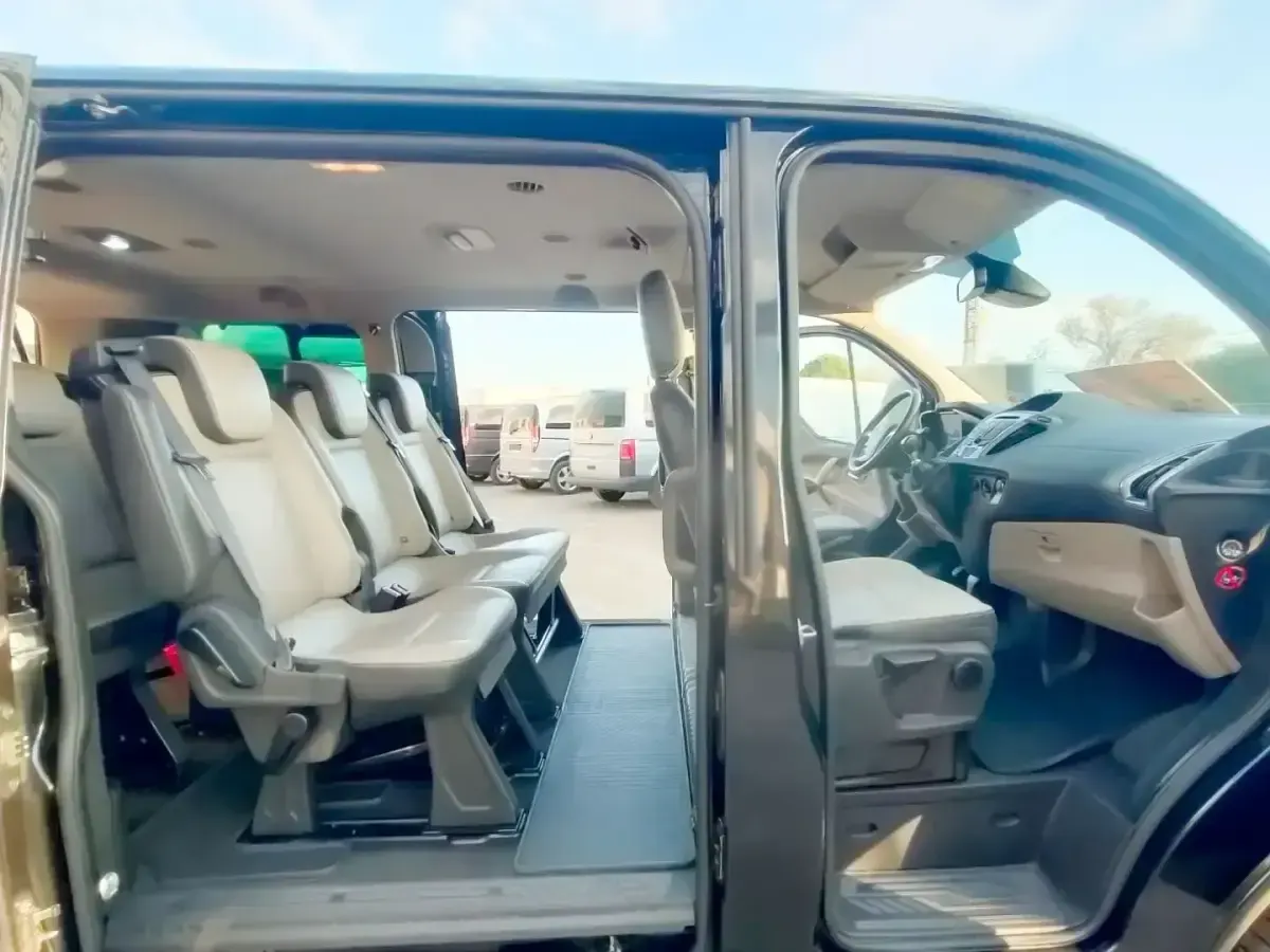 Usado Ford Tourneo Custom Titanium 155 CV (114 kW) 2015 Negro Van
