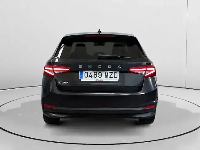 Usado Skoda Fabia Selection 95 CV (69 kW) 2025 Negro Utilitario