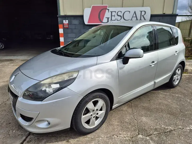 Usado Renault Scénic Dynamique 110 CV (80 kW) 2011 Gris / plata Monovolumen