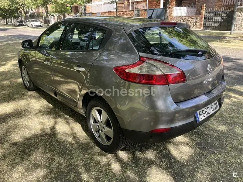 Usado Renault Mégane Expression 105 CV (77 kW) 2008 Gris / plata Berlina