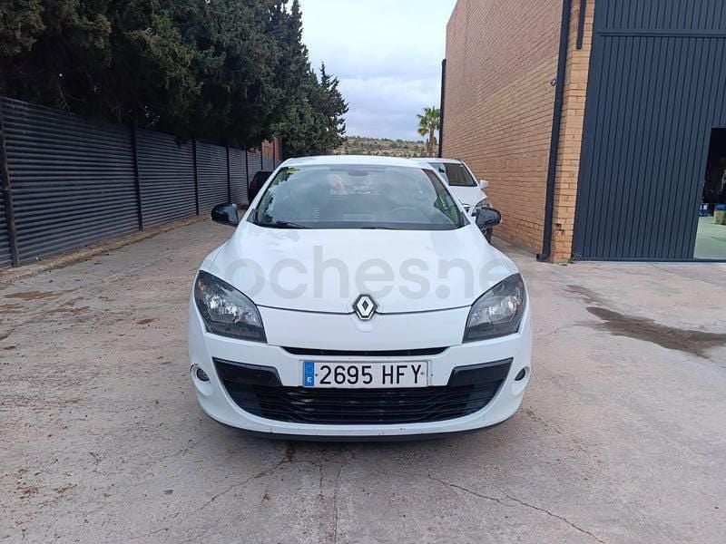 Usado Renault Mégane Dynamique 110 CV (80 kW) 2012 Blanco Berlina