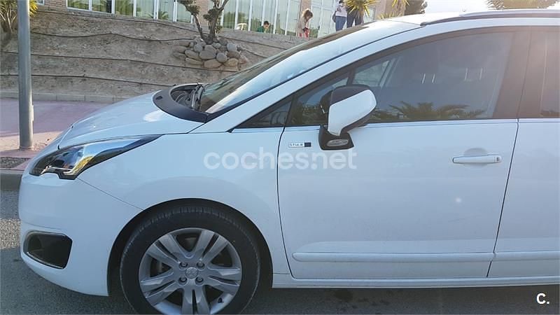 Usado Peugeot 5008 Style 120 CV (88 kW) 2016 Blanco Monovolumen