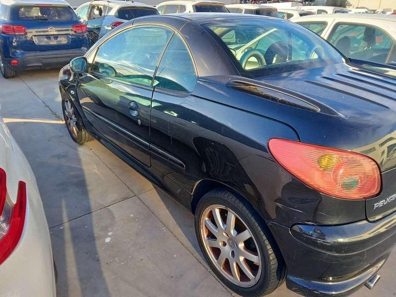 Usado Peugeot 206 CC 110 CV (80 kW) 2005 Negro Descapotable