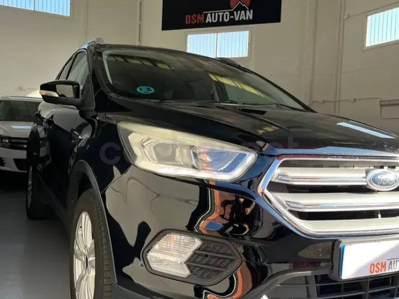 Usado Ford Kuga Trend 120 CV (88 kW) 2018 Negro SUV