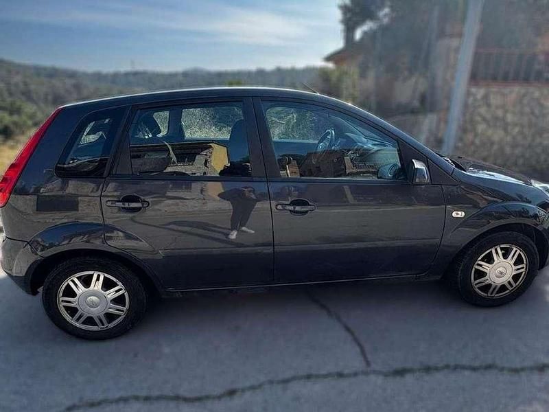 Usado Ford Fiesta Trend 82 CV (60 kW) 2007 Negro Utilitario