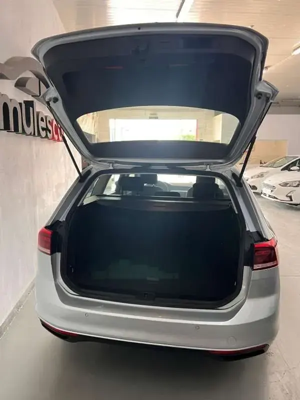 Usado VW Passat Business 122 CV (89 kW) 2023 Plateado Familiar
