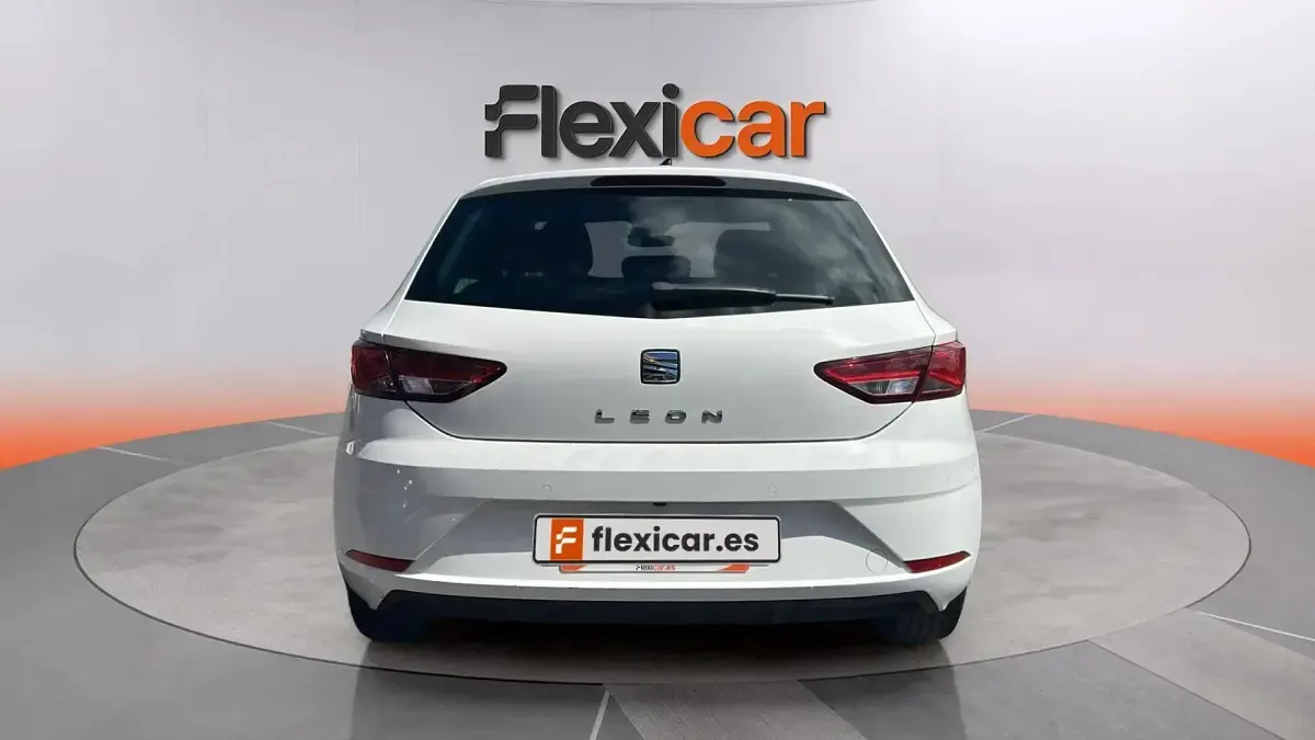 Usado Seat Leon Style 130 CV (95 kW) 2018 Blanco Berlina