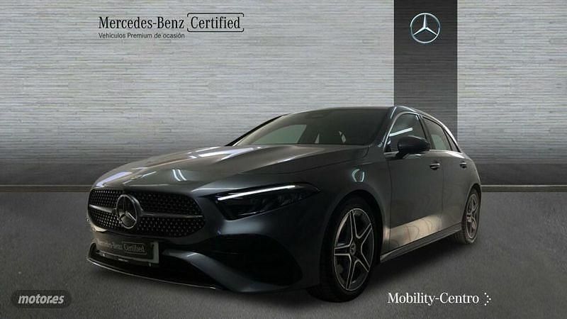 Usado Mercedes A180 AMG line 116 CV (85 kW) 2024 Gris montaña Berlina